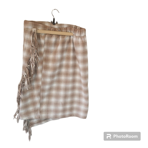 Time and Tru Dresses & Skirts - Time and Tru tan and white plaid fringed  skirt.